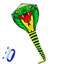 Cerf-volant serpent géant vert et jaune vif en forme de cobra avec langue rouge et rayures noires sur la queue