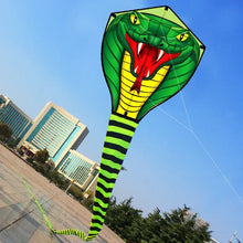 Cerf-volant serpent géant vert et jaune avec rayures noires sur la queue et design détaillé de serpent ouvert