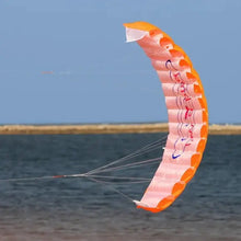 Cerf-volant souple acrobatique à deux lignes de 140 cm orange et rose avec lettrage bleu et rouge sur design incurvé segmenté