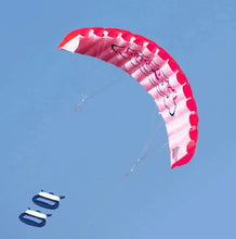 Cerf-volant souple acrobatique à deux lignes 140 cm en rouge et blanc avec design incurvé et lettrage noir