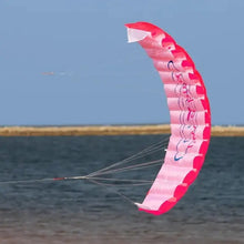Cerf-volant souple acrobatique à deux lignes 140 cm rose et blanc avec lettrage bleu et design aérodynamique incurvé