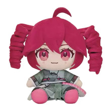 Peluche chanteuse virtuelle manga 25 cm avec cheveux roses en couettes et tenue verte et blanche aux accents roses