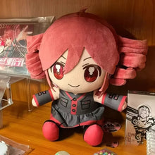 Peluche chanteuse virtuelle manga 25 cm avec cheveux roses et yeux rouges en tenue grise et noire avec accents rouges