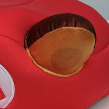 Chapeau super mario raton laveur avec détail en forme de gland marron et beige cousu sur tissu rouge