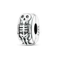 Charms halloween en argent 925 représentant un squelette en argent poli avec un design osseux détaillé et motifs variés selon zircons cubiques