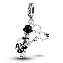 Charm halloween en argent 925 avec squelette argenté en chapeau noir jouant guitare électrique ornée de zircons cubiques