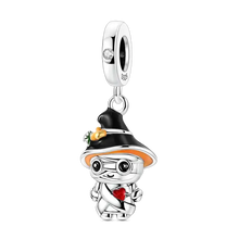 Charme momie en argent 925 avec chapeau de sorcière noir et bordure orange tenant un cœur rouge avec zircons cubiques selon motifs variés selon