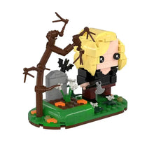 Figurine lego brickheadz chasseuse de vampires en plastique abs blonde tenue noire et pantalon rouge près d un arbre dans un cimetière format pdf et dimensions annoncées