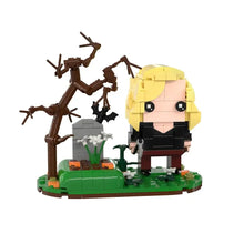 Figure en plastique abs chasseuse de vampires jaune avec top noir et pantalon rouge sur base verte format pdf