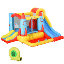 Château gonflable enfant coloré en forme de fusée avec toboggans bleus rouges jaunes et souffleur vert assorti