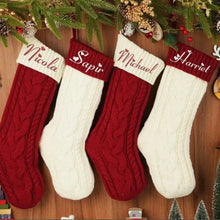 Chaussette de noël tricotée avec personnalisation en couleurs disponibles rouge foncé et crème pour déguisement carnaval