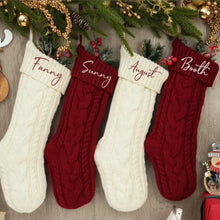 Chaussette de noël tricotée avec personnalisation en deux couleurs disponibles crème et rouge pour déguisement carnaval