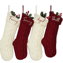 Chaussette de Noël tricotée en crème et rouge foncé avec nom brodé et motifs torsadés couleurs disponibles