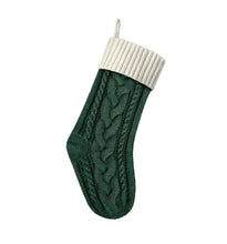 Chaussette de noël tricotée en vert foncé avec bord crème et personnalisation au choix disponible en couleurs