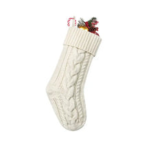 Chaussette de noël tricotée couleur crème avec motif torsadé et décorations festives personnalisables