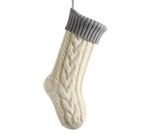 Chaussette de noël tricotée crème avec bord côtelé gris et motif torsadé disponible en couleurs pour déguisement carnaval