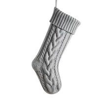 Chaussette de noël tricotée grise avec bord côte et motif torsadé personnalisable selon couleurs disponibles