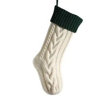 Chaussette de noël tricotée crème avec bord côte vert foncé personnalisable couleurs disponibles idéal déguisement carnaval