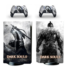 Autocollants dark souls pour ps5 avec lecteur de disque en noir et blanc affichant des guerriers armurés monochrome
