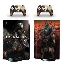Console playstation 5 avec lecteur de disque et autocollants dark souls chevalier sombre aux motifs enflammés