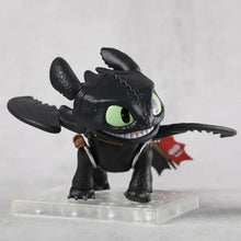 Figurine krokmou chibi noire de 7 cm avec yeux verts lumineux et écailles détaillées sur socle plastique transparent