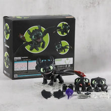 Figurine krokmou chibi noire avec yeux verts et nageoire rouge en résine 7 cm dans boîte collector