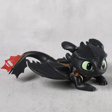 Figurine krokmou chibi noir 7 cm avec yeux verts lumineux et drapeau rouge sur la queue avec boîte