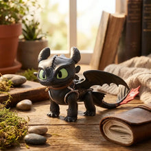 Figurine krokmou chibi noire de 7 cm avec yeux verts lumineux, écailles détaillées, harnais et queue rougeâtre dans sa boîte