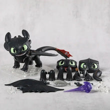 Figurine krokmou chibi noir 7 cm avec yeux verts lumineux, queue à pointe rouge et membres articulés avec boîte
