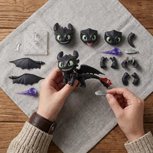 Figurine krokmou chibi noire assemblée en plastique avec yeux verts et pointe de queue rouge dans boîte de 7 cm