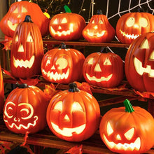 Citrouille lumineuse décorative en plastique orange avec visage sculpté et intérieur lumineux pour halloween