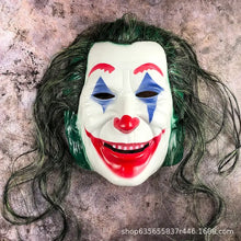 Masque clown effrayant en plastique avec cheveux verts, maquillage rouge et bleu, large sourire pour halloween