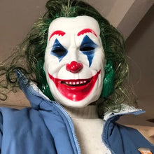 Masque clown effrayant en plastique avec cheveux verts bouclés et peinture rouge et bleue pour halloween