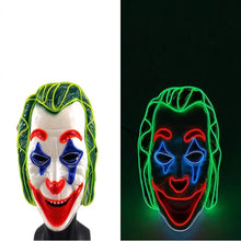 Masque clown effrayant pour halloween avec masque joker néon éclairé vert, rouge et bleu affichant un sourire menaçant