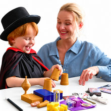 Enfant déguisé en magicien avec chapeau noir et cape rouge dans coffret de magie joyfy avec leçons vidéo étape