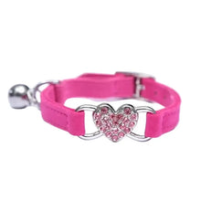 Collier pour chat cœur brillant en simili cuir rose avec pendentif cœur argenté orné de strass roses et grelot assorti
