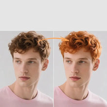 Homme avec cheveux bouclés roux portant un t-shirt rose utilisant une coloration temporaire cheveux cire colorante halloween