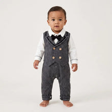 Bébé garçon en combinaison élégante navy à rayures avec nœud papillon noir et boutons en bois style costume élégant