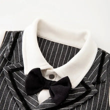 Combinaison bébé garçon élégant avec gilet rayé noir et blanc, col blanc net et nœud papillon assorti