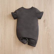 Combinaison bébé garçon lapinou en coton gris foncé avec coutures blanches discrètes aux manches et ourlets