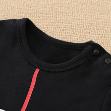 Combinaison bébé garçon noire à manches courtes avec boutons-pression et détail de fermeture éclair rouge nuages rouges