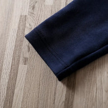 Manche en tissu bleu marine foncé avec couture fine sur le poignet pour combinaison bébé garçon son goku