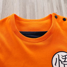 Combinaison bébé garçon orange avec boutons pression noirs et logo japonais blanc inspirée de son goku