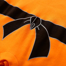 Vibrante combinaison bébé garçon orange en coton avec un grand nœud noir bordé dargent style son goku