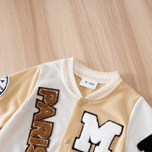 Combinaison bébé garçon style universitaire beige et blanc avec broderie paris et patch m en tissu varsity