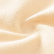 Combinaison bébé père noël en tissu beige doux et crémeux avec texture délicate et léger éclat subtil