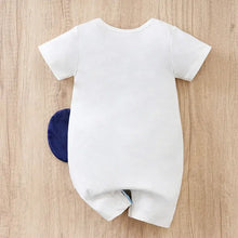 Combinaison bébé unisexe blanche à manches courtes avec un patch bleu marine en peluche au dos