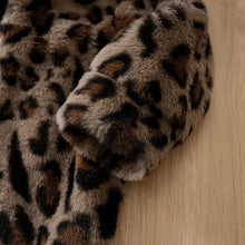 Faux fur leopard-print slippers in brown and black soft texture complementing combinaison bébé unisexe
