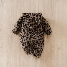 Combinaison bébé unisexe en tissu duveteux imprimé léopard avec capuche pour garder bébé au chaud