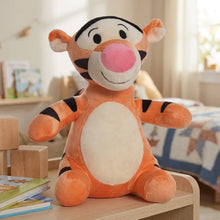Peluche compagnon l’ourson gourmand modèle orange en tissu doux orange et noir avec nez rose sur surface en bois